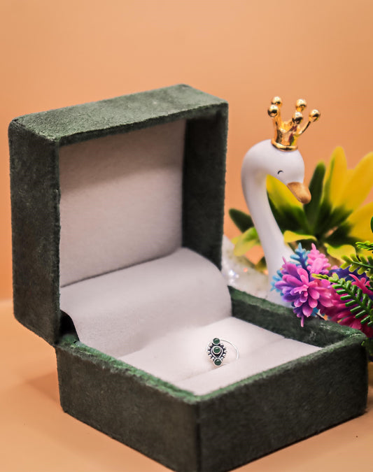 Leaf Glow Silver Nose Pin