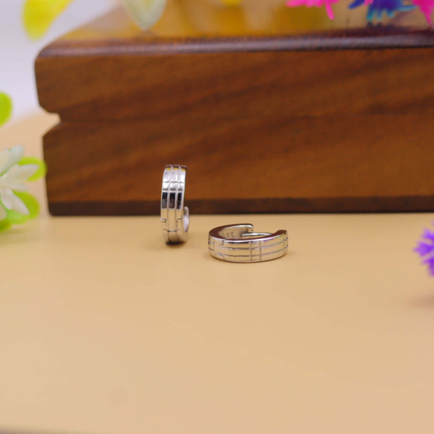 Men’s Classic Line-Pattern Silver Hoop Earrings