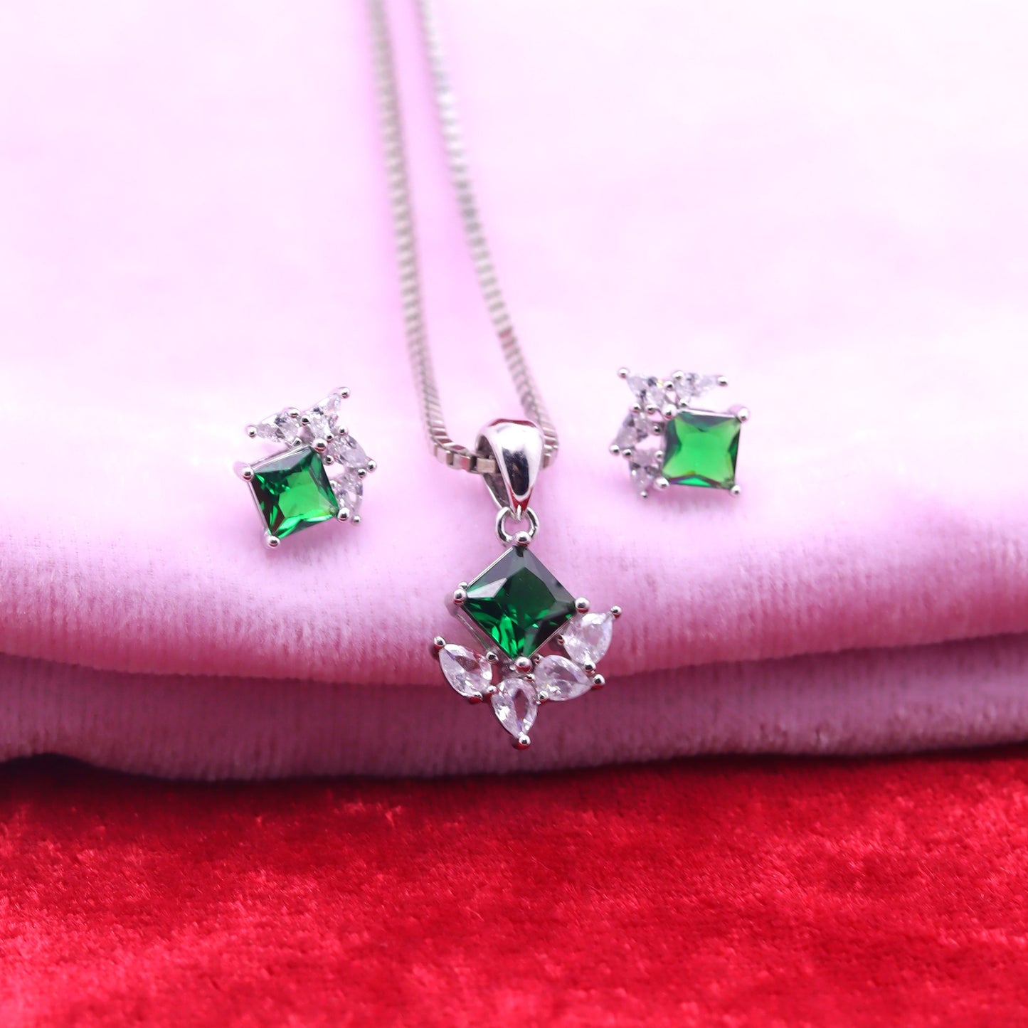 Emerald Glow Square Silver Pendant Set