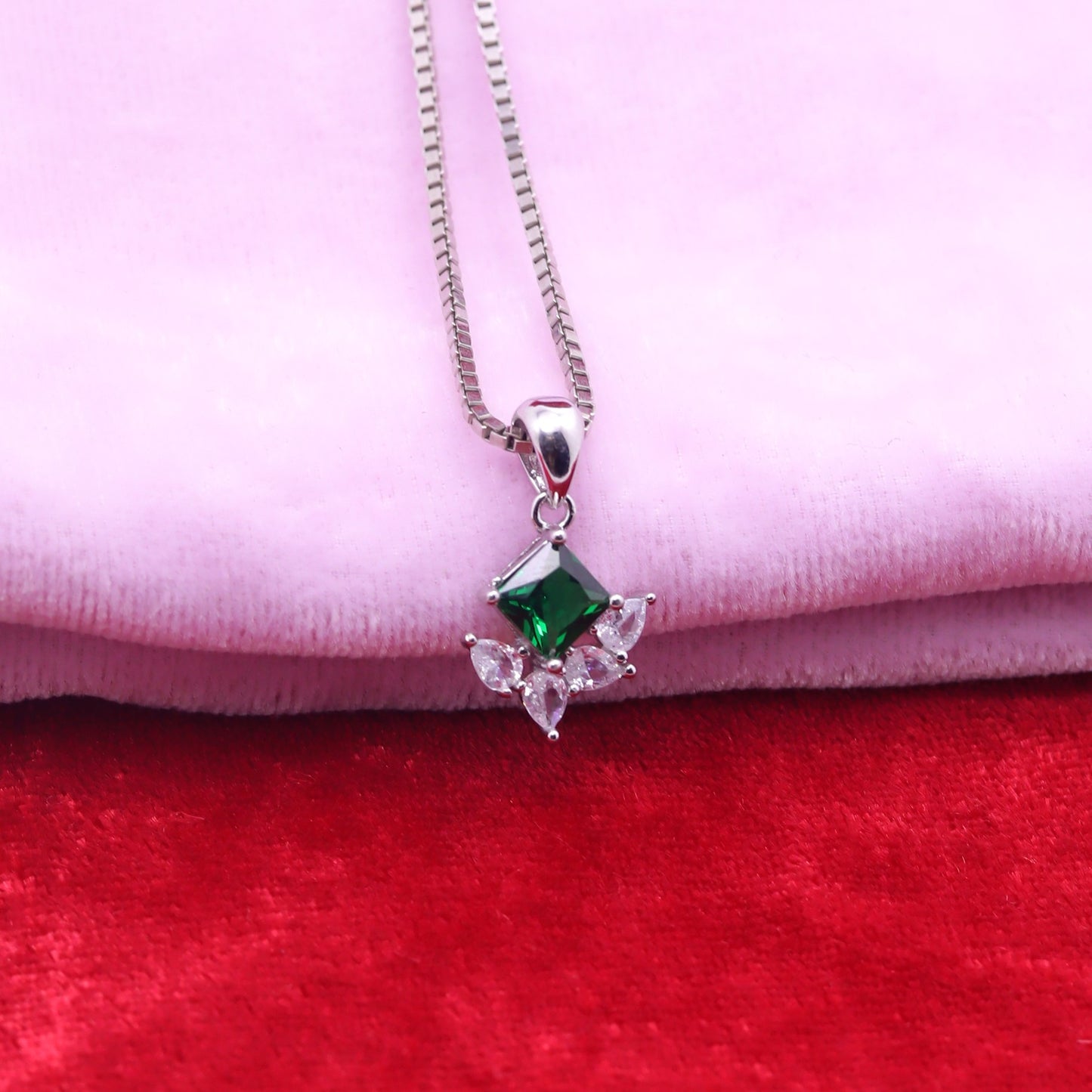Emerald Glow Square Silver Pendant Set